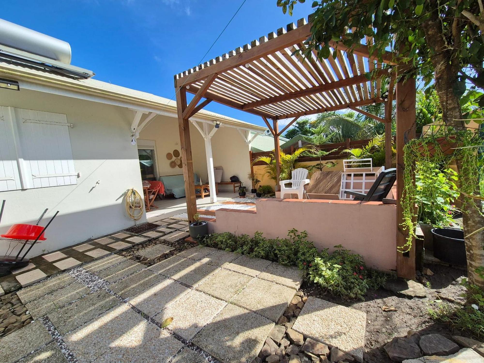 Maison Charmante A Sainte-Anne Avec Jardin Et Pergola En Bois. Bagian luar foto